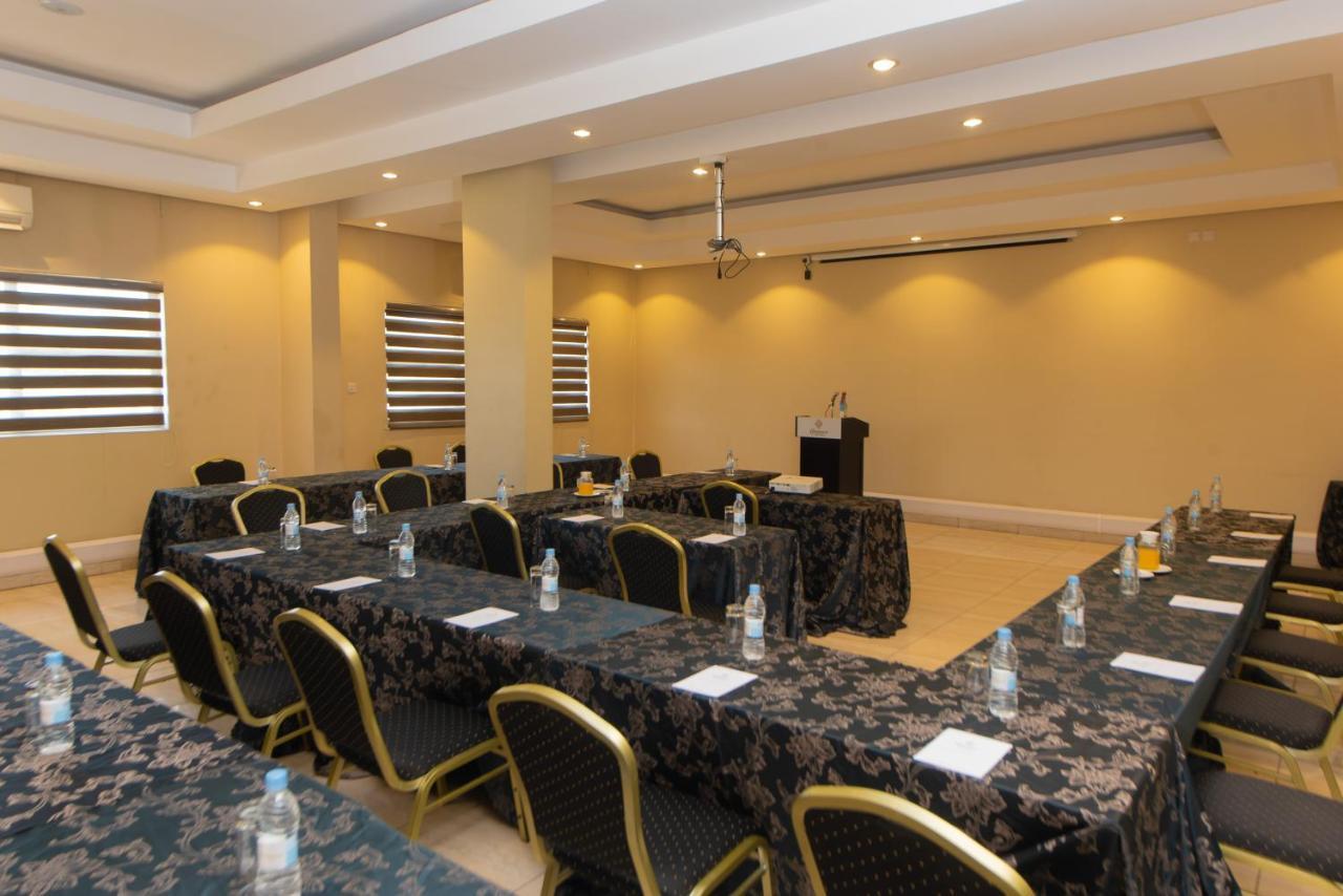 Crossroads Hotel Блантайър Екстериор снимка