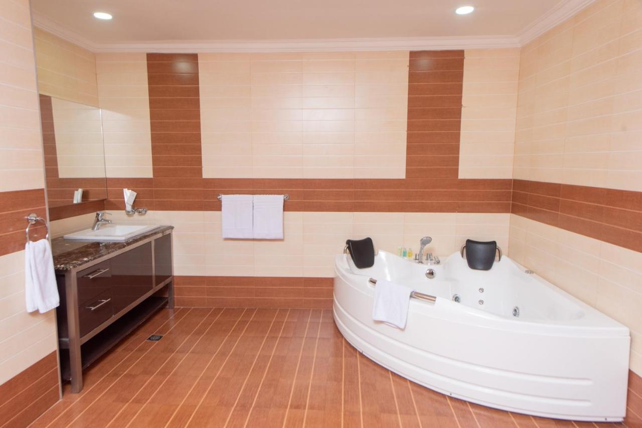 Crossroads Hotel Блантайър Екстериор снимка