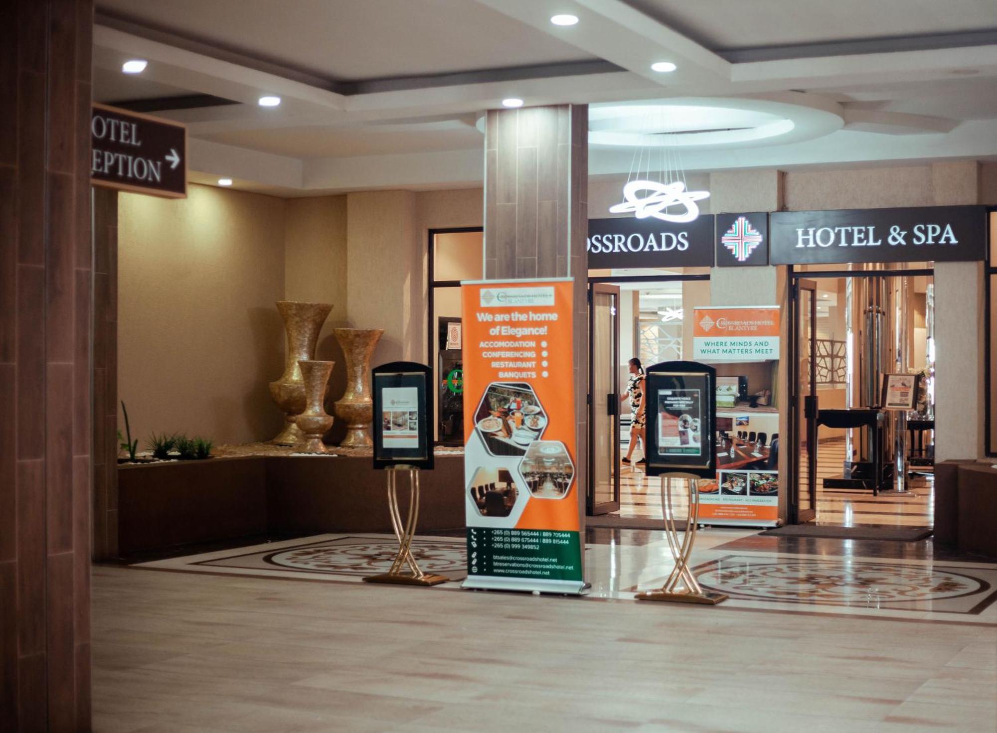Crossroads Hotel Блантайър Екстериор снимка